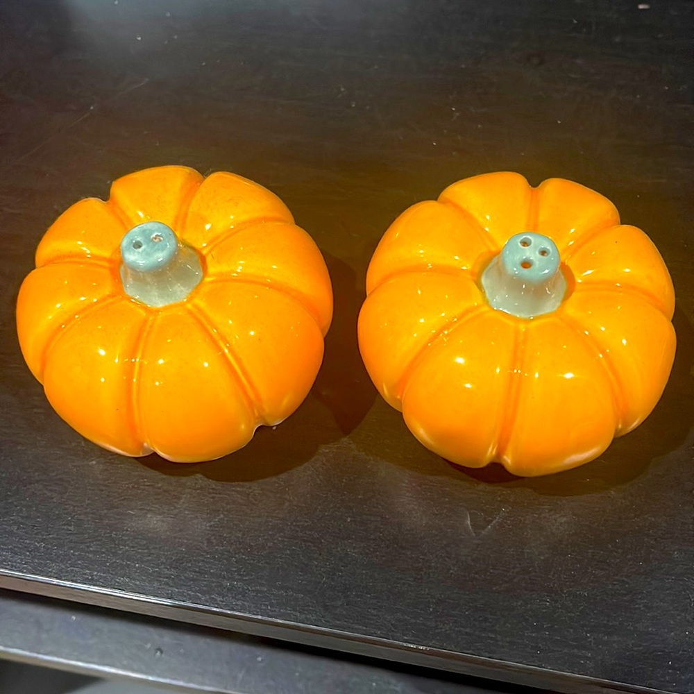 Salt pepper shakers